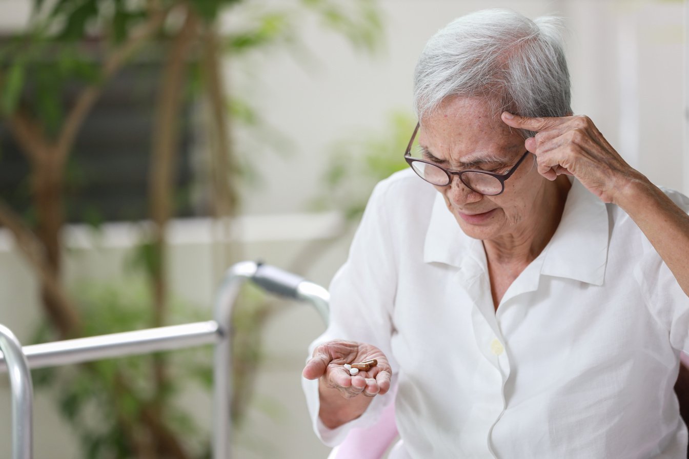 Asian senior patient with Alzheimer's disease or dementia,lo